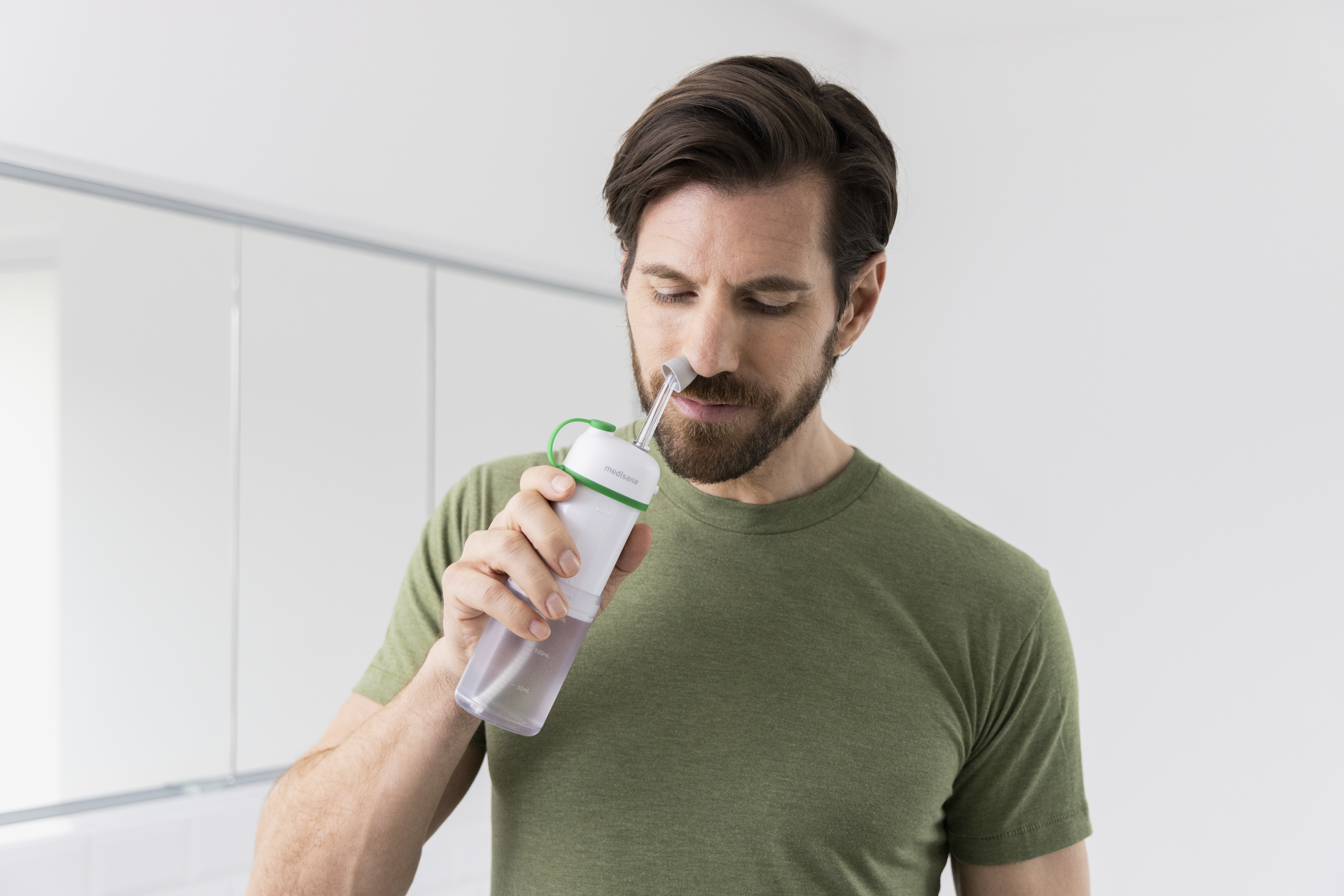 Mann verwendet medisana NI 200 Nasendusche im Badezimmer – sanfte Nasenspülung zur Reinigung und Linderung bei Allergie und Erkältung